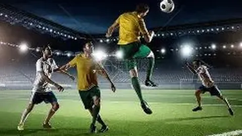 大连足球强势回归！冲超之路曲折，六万球迷共襄盛举，两大难题浮出水面